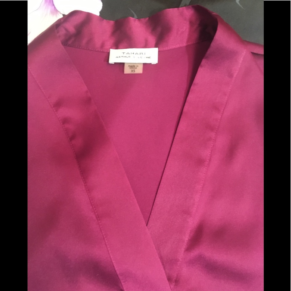 🍍 NWT  Shiny V-Neck Sleeveless Blouse by Tahari ASL size XS